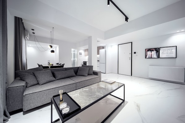 Apartamento superluxo, 2 quartos (H404) | Área de estar | Smart TV