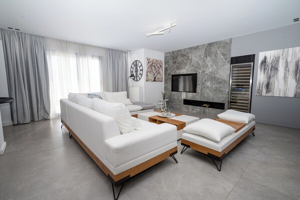 Appartement Premium, 3 chambres, balcon, vue ville (H601) | Coin séjour | TV connectée