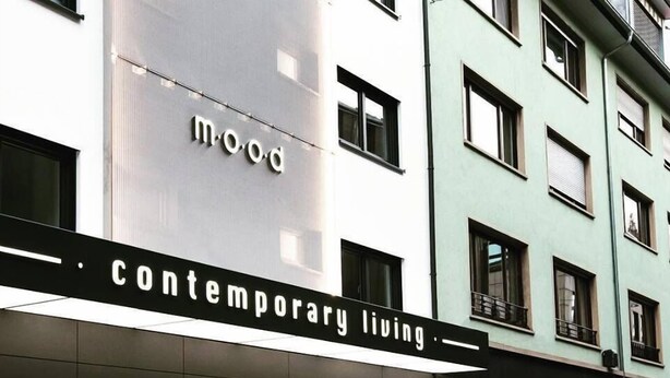 Un edificio moderno con un letrero que dice 'mood contemporary living'.