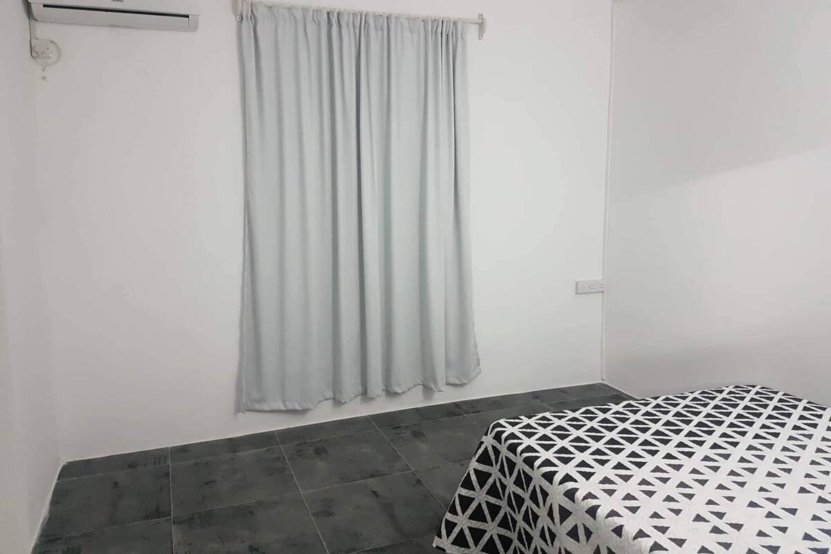 Apartament familiar, 2 dormitoris, vistes al pati | Espai de treball apte per a portàtils i cortines opaques 