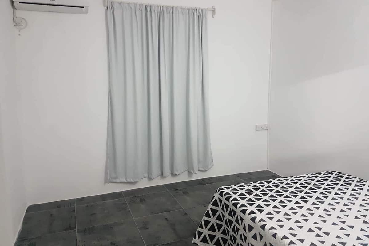 Departamento familiar, 2 habitaciones, vista al patio | Muebles diferentes y espacio para trabajar con laptop