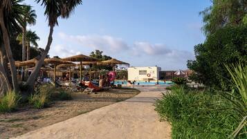 Een seizoensgebonden buitenzwembad, parasols voor strand/zwembad