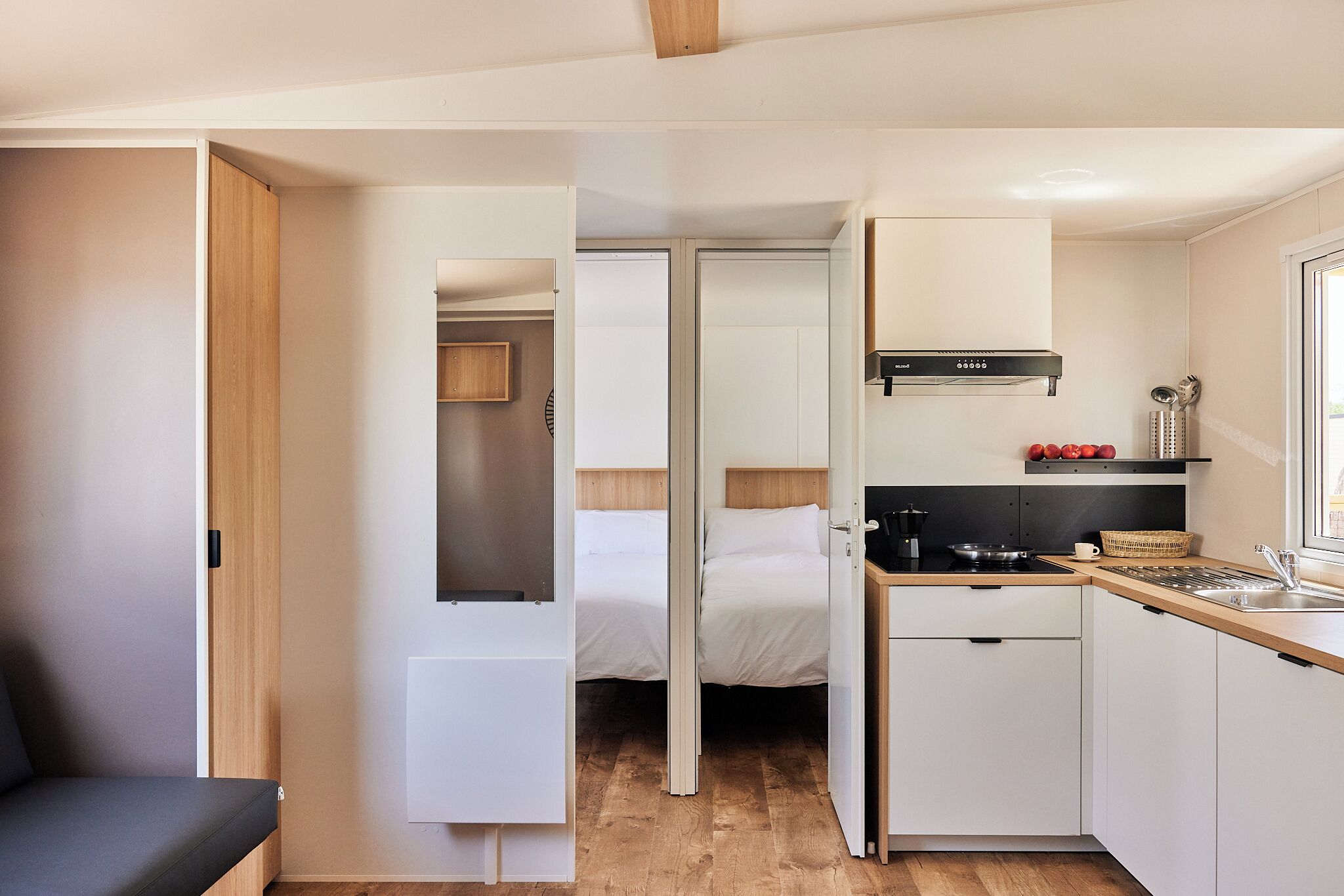 Una kitchenette compacta con estufa, pileta y alacenas.