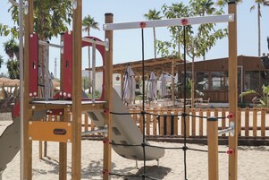 Zona de juegos infantil al aire libre