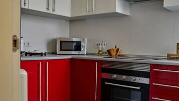 Een koelkast, een magnetron, een oven, een kookplaat