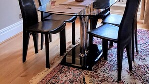 Premium-Apartment, mit Bad | Essbereich im Zimmer