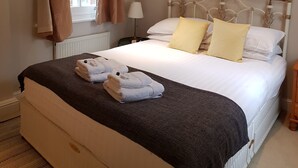 2 Schlafzimmer, laptopgeeigneter Arbeitsplatz, Bügeleisen/Bügelbrett