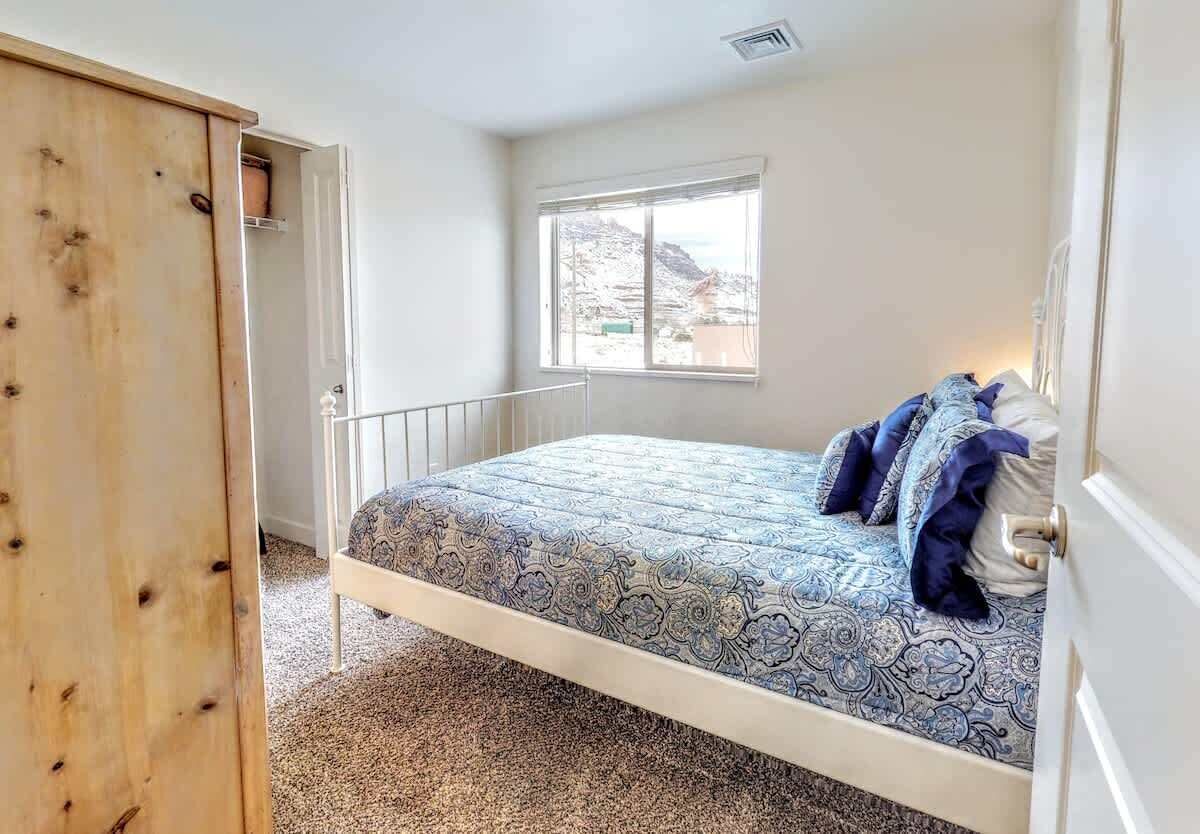 3 bedrooms, iron/ironing board, WiFi (free), bed sheets
