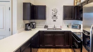 Coffee/tea maker, fridge, microwave, oven - Red Cliffs Condos - 6i (Moab)