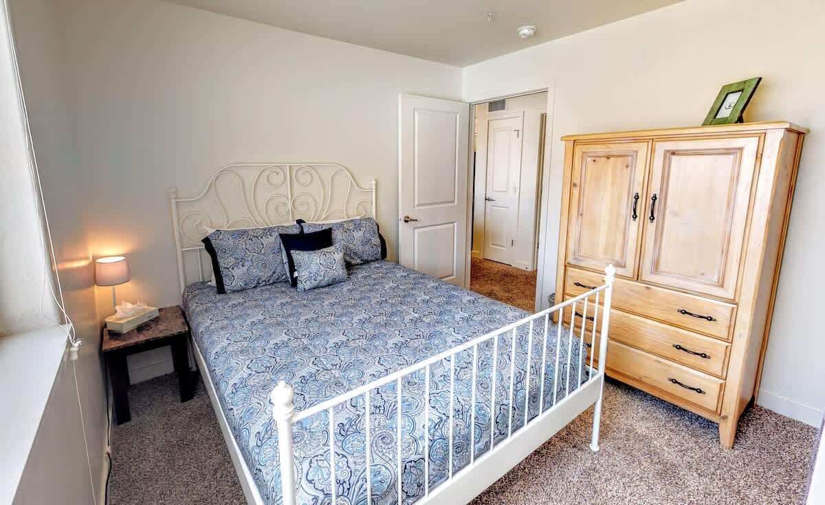 3 bedrooms, iron/ironing board, WiFi (free), bed sheets