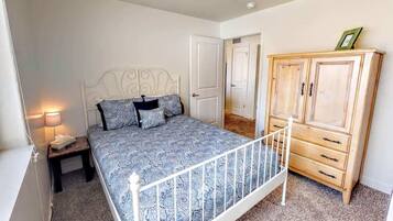 3 bedrooms, iron/ironing board, WiFi (free), bed sheets