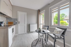 Studiosuite, Balkon (2 people) | Wohnbereich | Flachbildfernseher