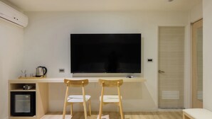 デラックス 4 人部屋 | デスク、遮光カーテン、防音設備、WiFi (無料)