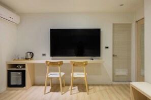 Deluxe Quadruple Room | Desk, blackout curtains, soundproofing, free WiFi - Members Hotel at Taipei 101 (Taipei)