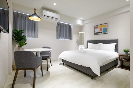 Escritorio, cortinas blackout, sistema de insonorización y wifi gratis