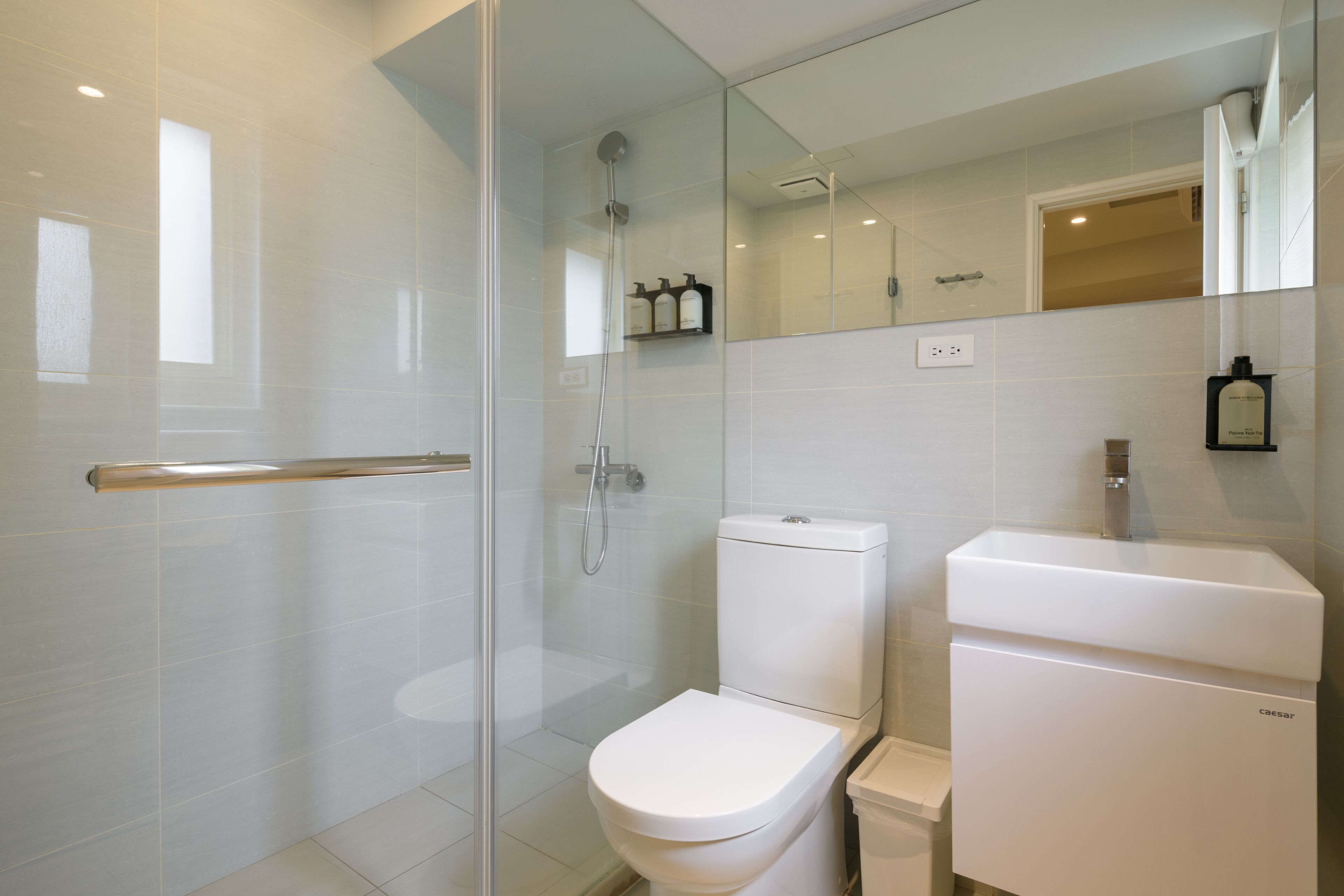 deluxe double room, 1 double bed | bathroom | shower, rainfall showerhead, free toiletries, hair dryer