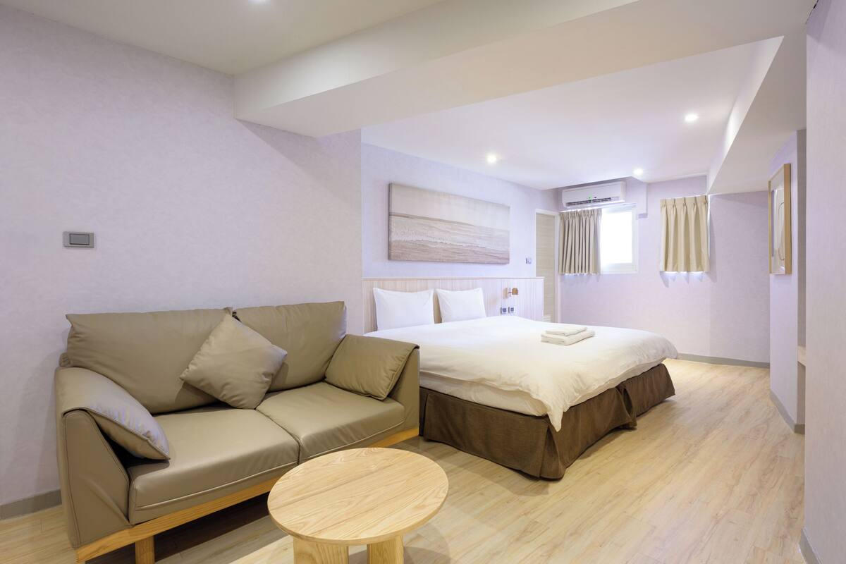 Deluxe Double Room, 1 King Bed | Desk, blackout drapes, soundproofing, WiFi (free)