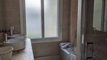 Ensemble douche/baignoire, sĂšche-cheveux, serviettes fournies