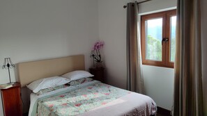 2 soverom, skrivebord, strykejern/-brett og reiseseng for barn