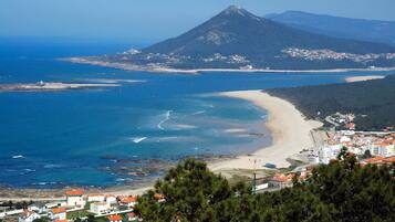Chaises longues, serviettes de plage