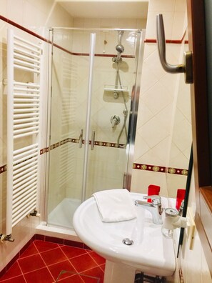 Baignoire, sèche-cheveux, bidet, serviettes fournies