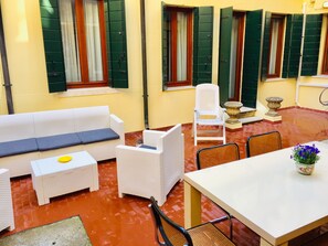 Outdoor dining - Ca’Tronconi at the Frari jewel in the heart of Venice (Venezia)