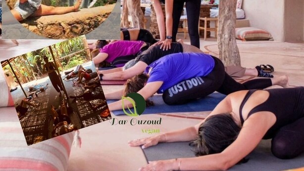 Un cours de yoga dans une salle rustique, avec des poutres en bois et un toit de chaume.