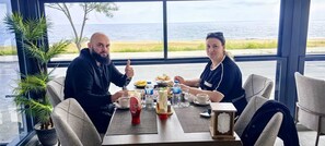 Petit déjeuner, déjeuner et dîner servis sur place