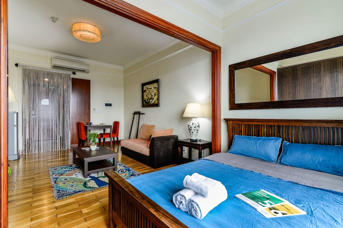 Departamento estándar, 1 cama Queen size, vista a la ciudad | Área de sala de estar