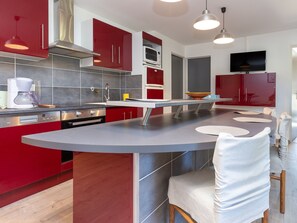 Fridge, microwave, oven, stovetop - Stylish Seaside Apt Near Beach & Market, Newly Renovated, Parking & WIFI Included (Seignosse)