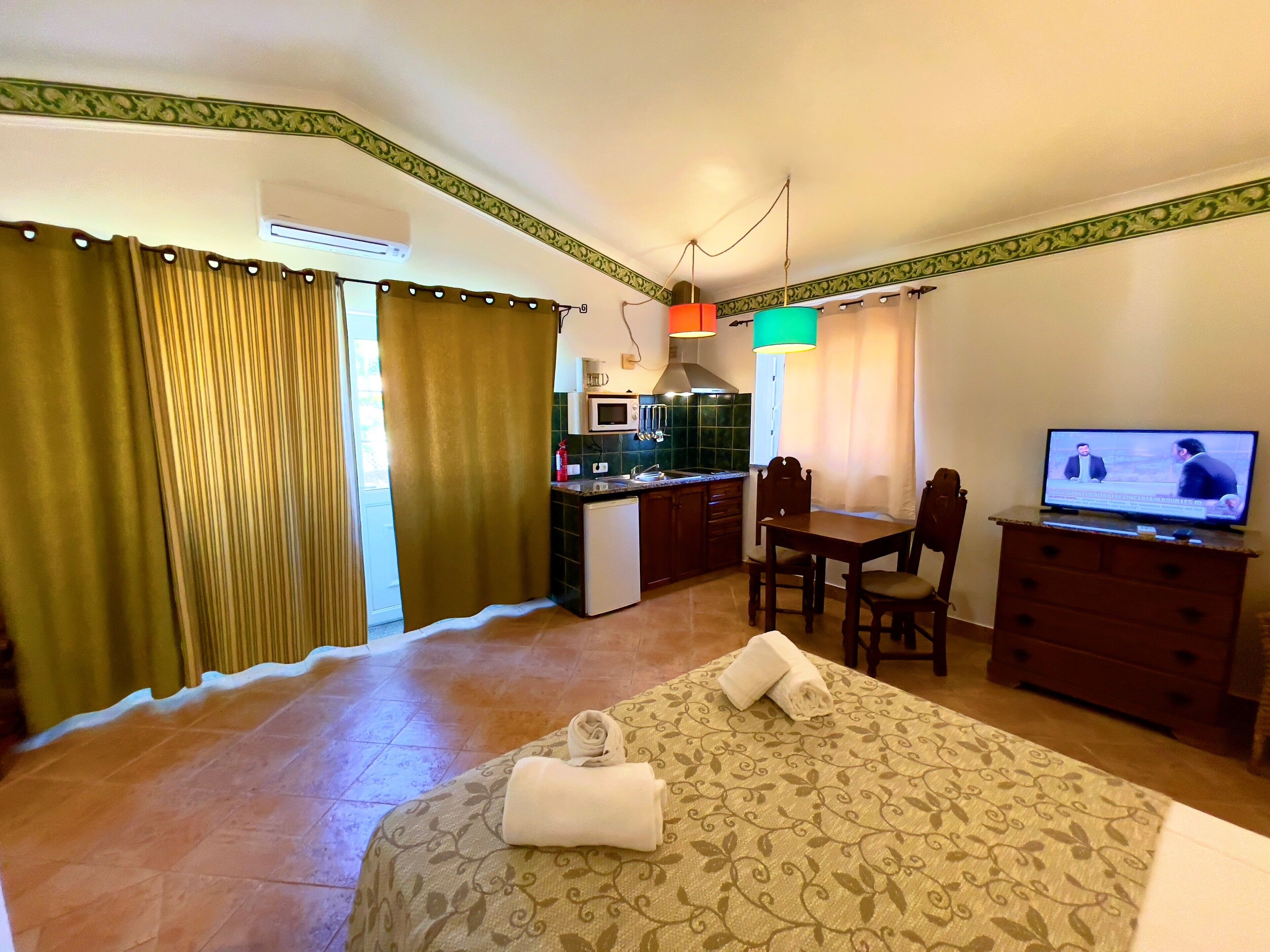 studio, 1 double or 2 single beds | individually decorated, bed sheets