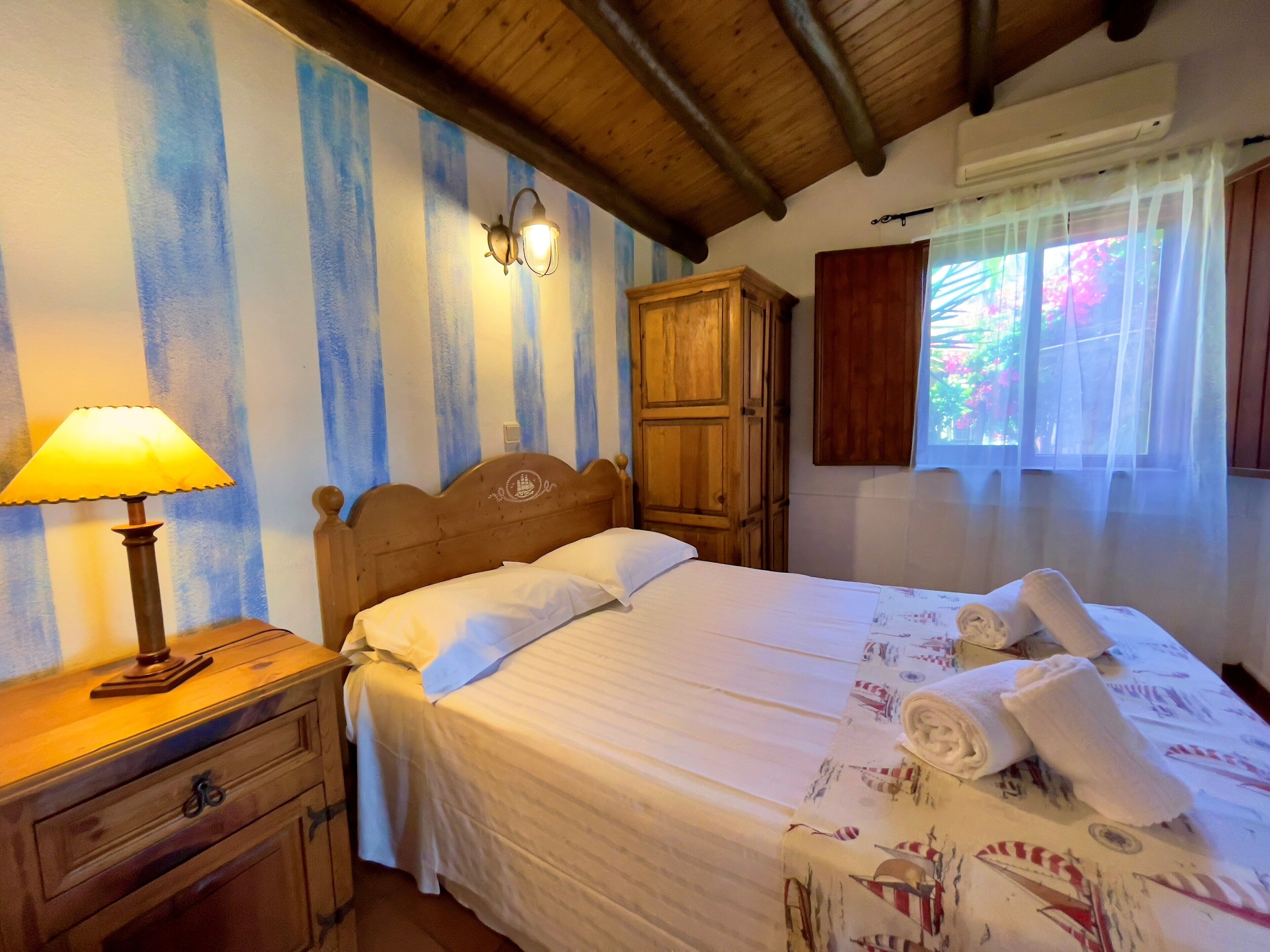 apartment, 1 bedroom, sea view | individually decorated, bed sheets