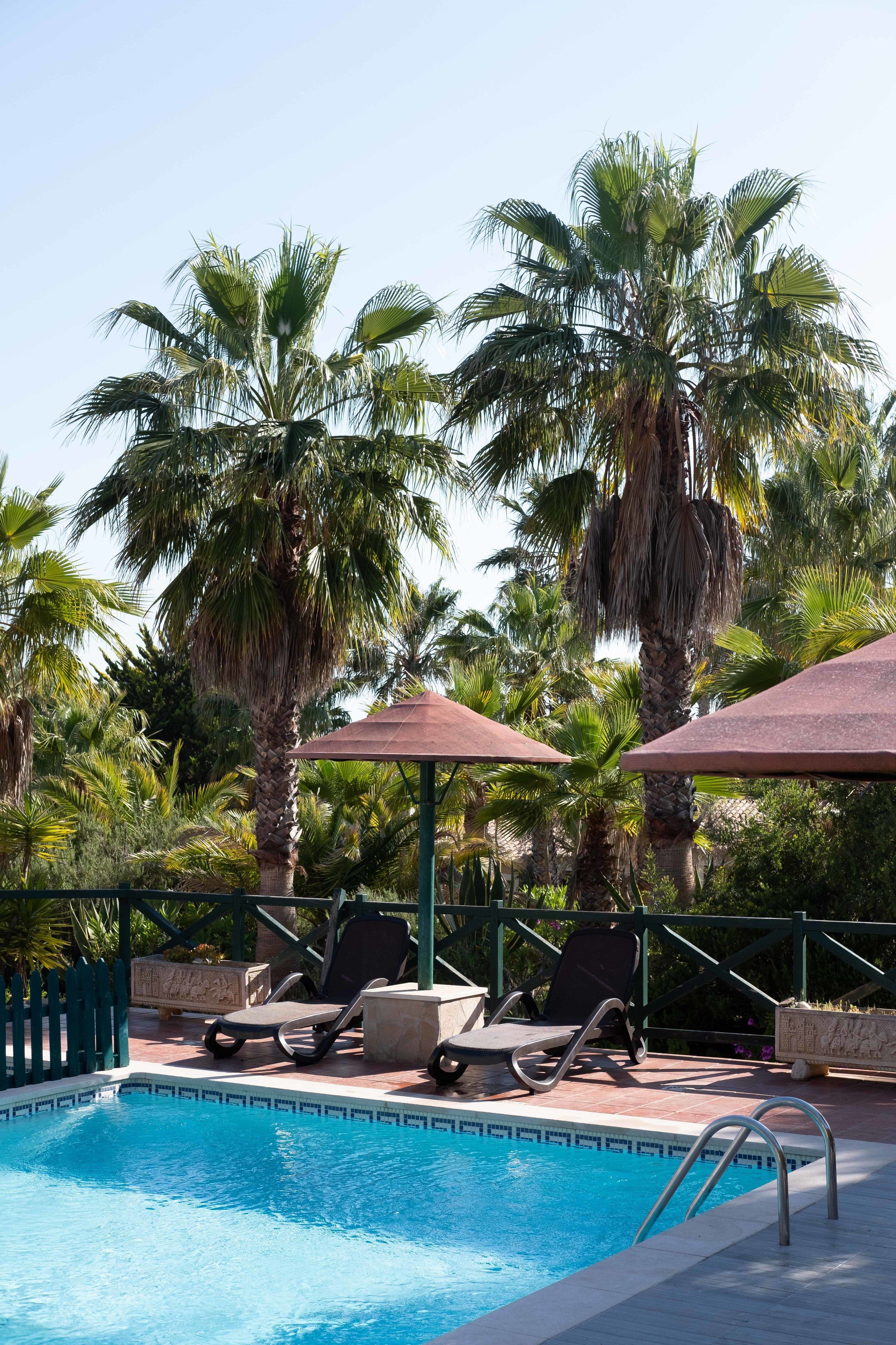 3 outdoor pools, pool loungers