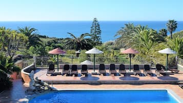 3 outdoor pools, pool loungers