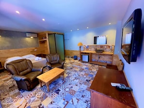 Junior Suite | Individually decorated, bed sheets
