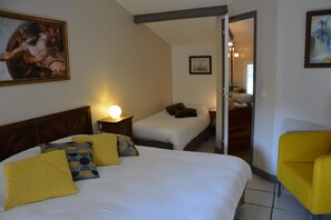 Comfort Triple Room, Non Smoking (Lavande) | Individually decorated, individually furnished, desk, soundproofing - Le Mas des Aludes (La Destrousse)