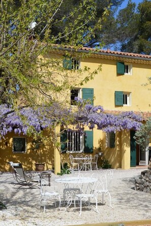 Front of property - Le Mas des Aludes (La Destrousse)