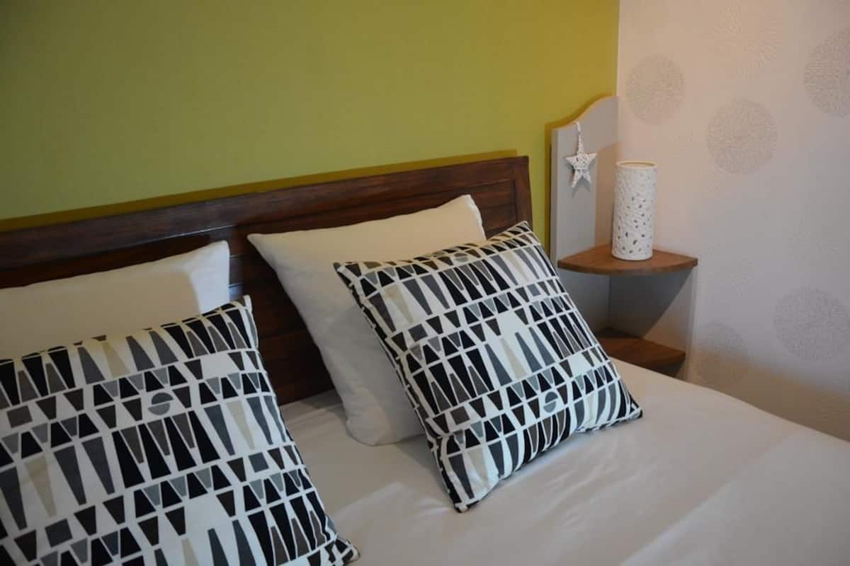 Comfort Double Room, Non Smoking (Menthe) | Desk, soundproofing, iron/ironing board (on request), WiFi (free)