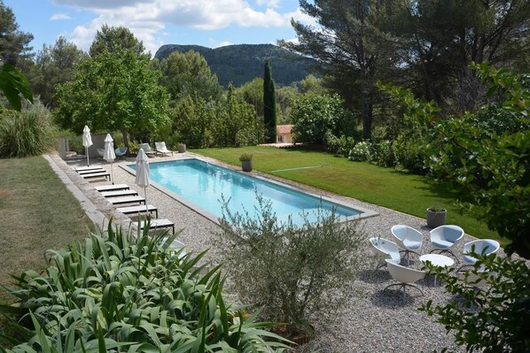 Outdoor pool, sun loungers - Le Mas des Aludes (La Destrousse)
