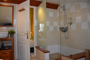 Comfort Triple Room, Non Smoking (Lavande) | Bathroom shower