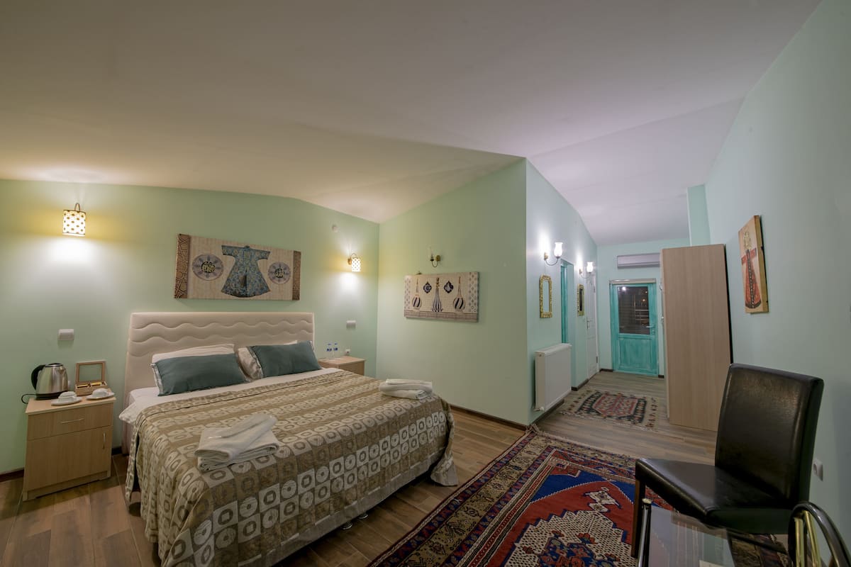 Deluxe Room | 1 bedroom, hypo-allergenic bedding, individually decorated
