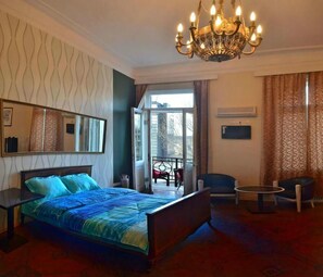 Family Room, Balcony | Soundproofing, iron/ironing board, free WiFi, bed sheets - Griboedov Hostel & Suites (Tbilisi)