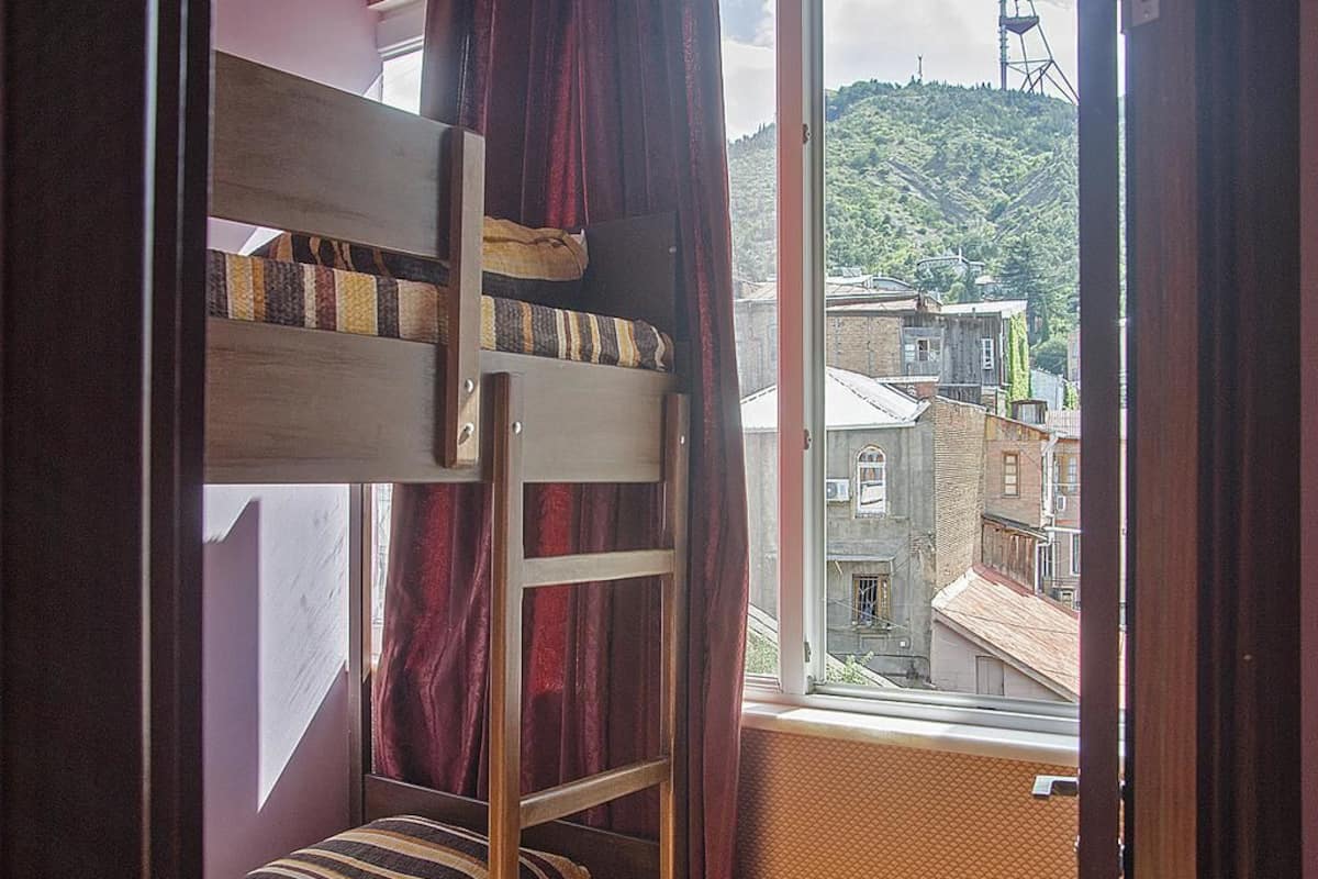 Habitación económica con 2 camas individuales | Insonorización, tabla de planchar con plancha y wifi gratis