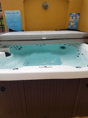 Tina de hidromasaje al aire libre