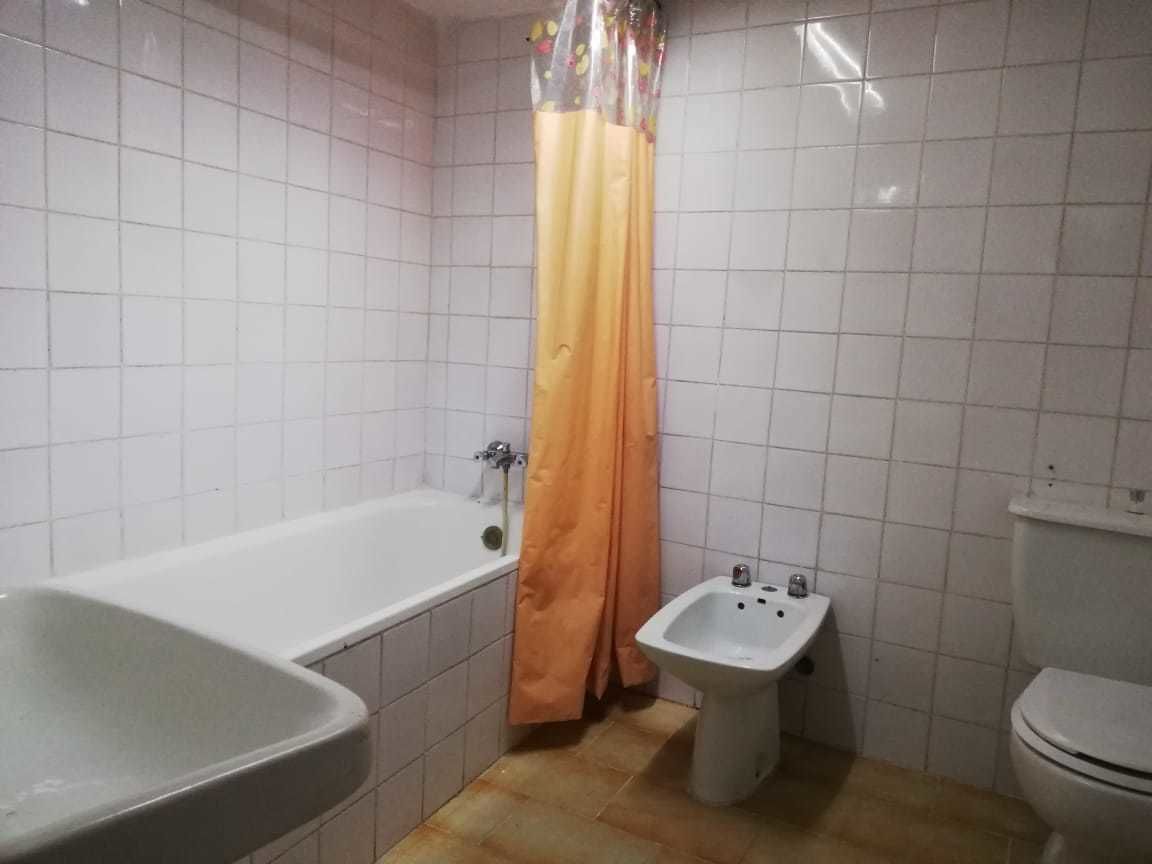 Un baño con bañera, bidé e inodoro.
