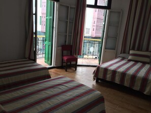 Habitación cuádruple, varias camas, vistas a la montaña | Decoración individual y mobiliario individual