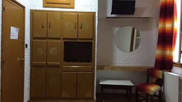 Twin Room, 2 Single Beds | Individually decorated, individually furnished, iron/ironing board