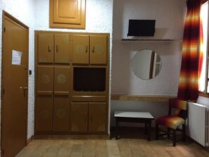 Twin Room, 2 Twin Beds | Individually decorated, individually furnished, iron/ironing board