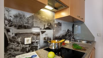 Frigorifero, piano cottura, macchina per tè/caffè, bollitore elettrico