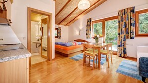 A cozy bedroom with a wooden ceiling, a bed, a desk, and a window with curtains. - Holidays - in the midst of nature - hiking in the countryside - mountain retreat (SCHLUDERNS)
